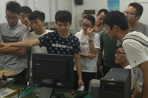 参赛学生正在接受加工技术培训